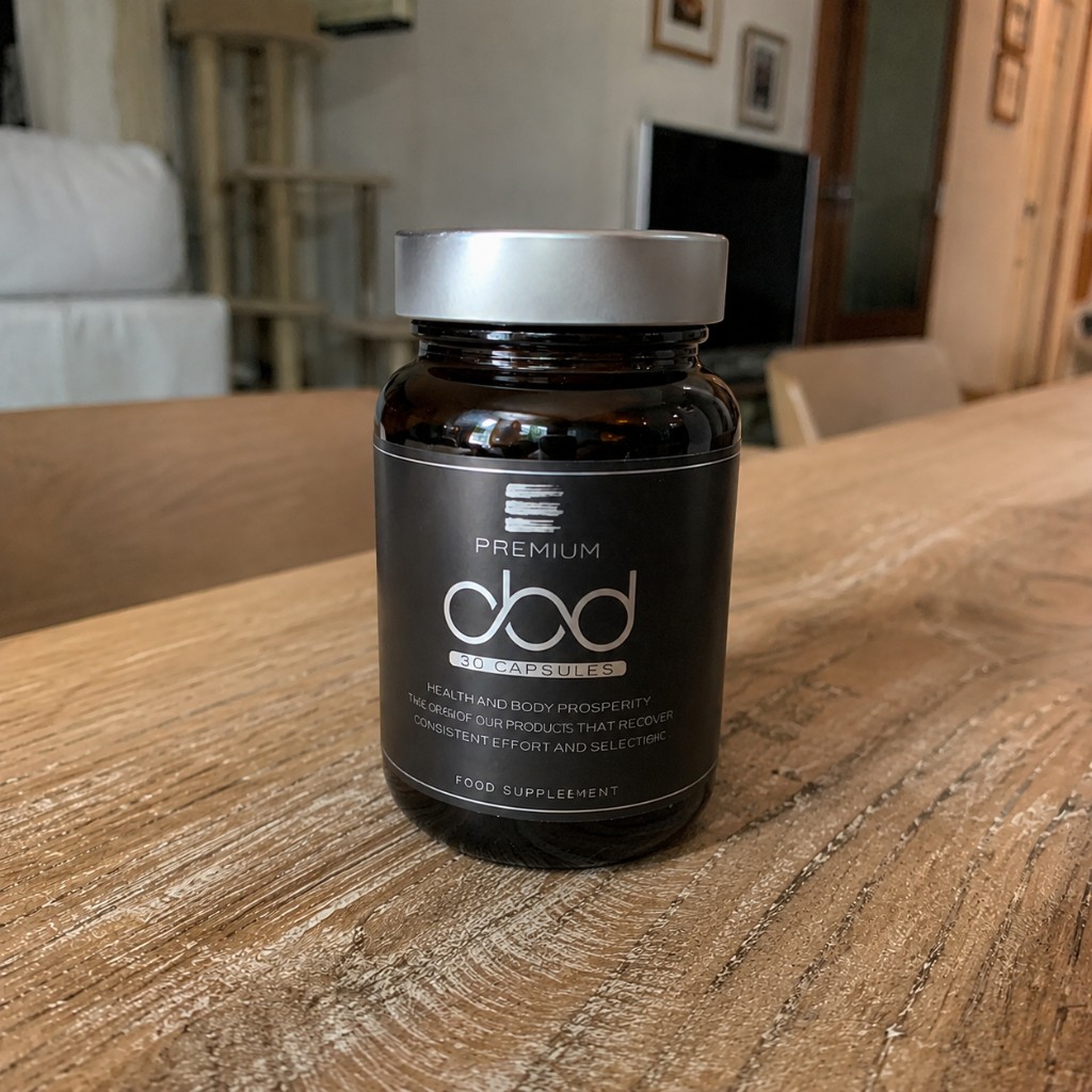 Premium CBD Capsules Joints — complemento en mesa de madera